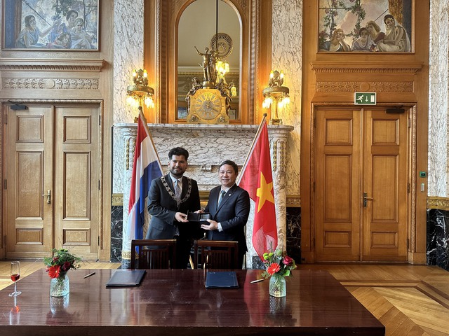 TPHCM và TP. Rotterdam (Hà Lan) hợp tác ứng phó với biến đổi khí hậu - Ảnh 2. TPHCM và TP. Rotterdam (Hà Lan) hợp tác ứng phó với biến đổi khí hậu - Ảnh 2.