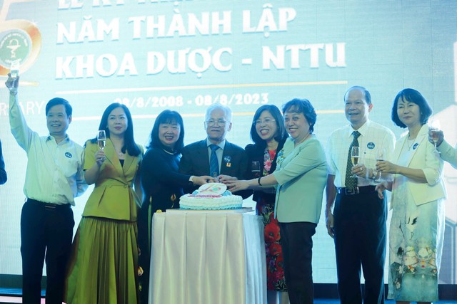 Khoa Dược Trường ĐH Nguyễn Tất Thành kỷ niệm 15 năm thành lập - Ảnh 1.
