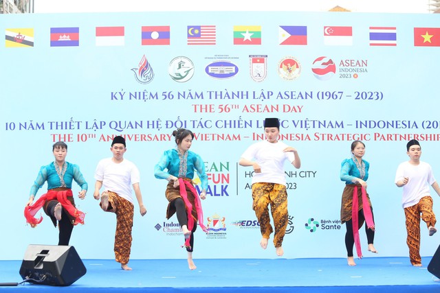 TPHCM tổ chức đi bộ hữu nghị vì một ASEAN hợp tác và phát triển - Ảnh 4.