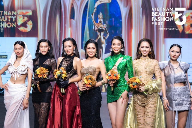 Khán giả đội mưa đến xem Miss Grand Việt Nam - Ảnh 1.