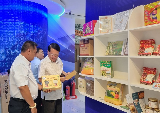 Nhiều sản phẩm đặc sản OCOP của Tiền Giang được giới thiệu tại TPHCM - Ảnh 2.