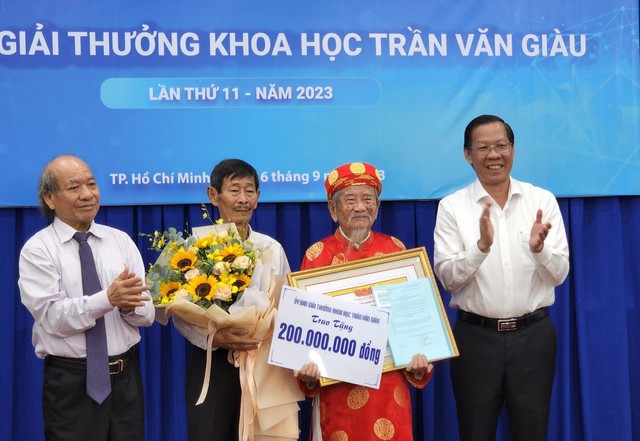 Nhà nghiên cứu 103 tuổi Nguyễn Đình Tư nhận Giải thưởng Trần Văn Giàu - Ảnh 1.