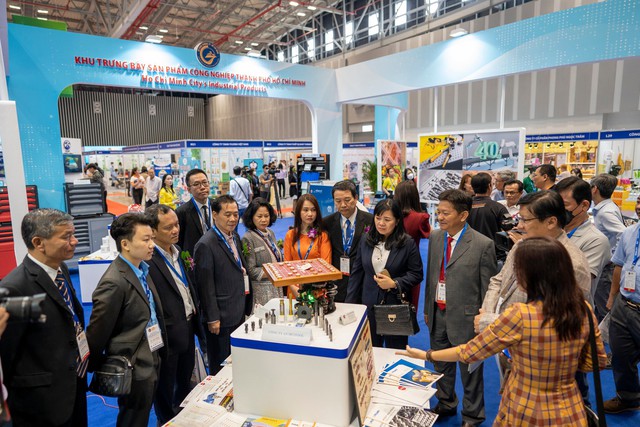 Hàng nghìn sản phẩm máy móc, công nghệ 'trình làng' tại VINAMAC EXPO 2023 - Ảnh 1.