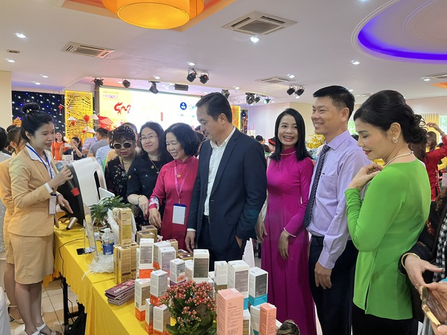 Chợ Tết Việt 2024: Nơi kết nối giao thương giữa các nữ doanh nhân và người tiêu dùng- Ảnh 1.