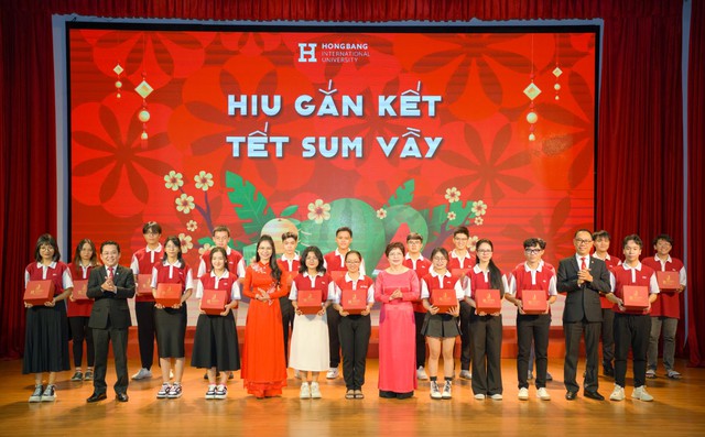 HIU trao học  bổng và 15.000 phần quà tết cho sinh viên dịp Xuân Giáp Thìn 2024- Ảnh 1.