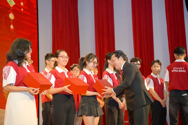 HIU trao học  bổng và 15.000 phần quà tết cho sinh viên dịp Xuân Giáp Thìn 2024- Ảnh 2.