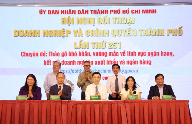 Ngân hàng đẩy mạnh giải ngân vốn rẻ cho DN xuất khẩu cuối năm- Ảnh 1.