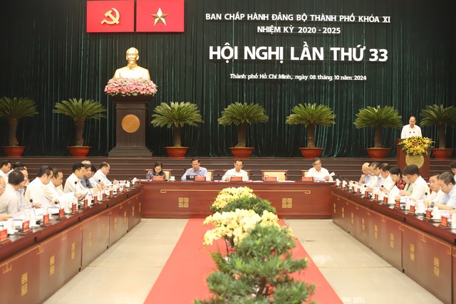 Thành ủy TPHCM họp bàn giải pháp trọng tâm những tháng cuối năm- Ảnh 2.