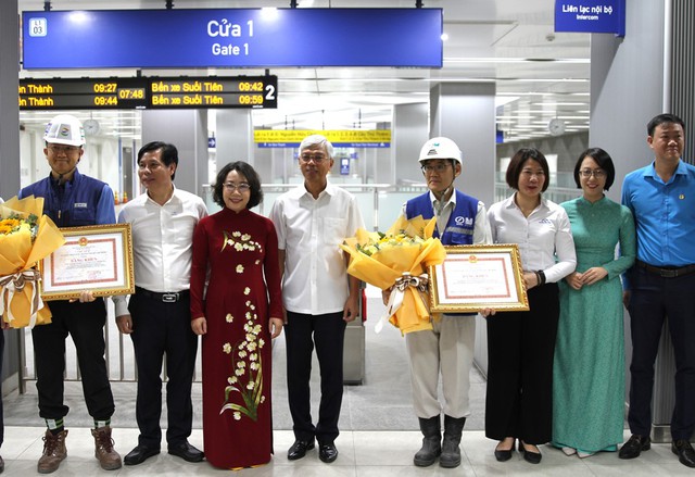 Trao bằng khen cho các nhà thầu đẩy nhanh tiến độ tuyến Metro số 1- Ảnh 1.