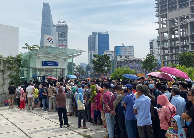 Người dân TPHCM háo hức trải nghiệm chuyến metro đầu tiên - Ảnh 1.