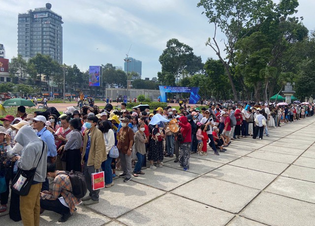 Người dân TPHCM háo hức trải nghiệm chuyến metro đầu tiên - Ảnh 2.