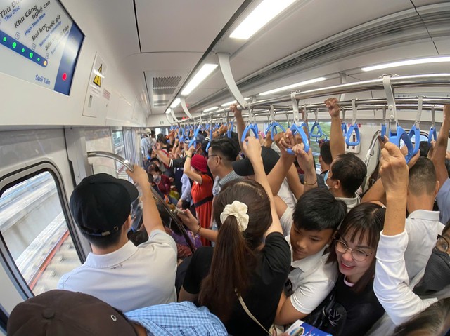 Người dân TPHCM háo hức trải nghiệm chuyến metro đầu tiên - Ảnh 5.