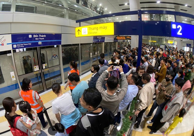 Người dân TPHCM háo hức trải nghiệm chuyến metro đầu tiên - Ảnh 4.