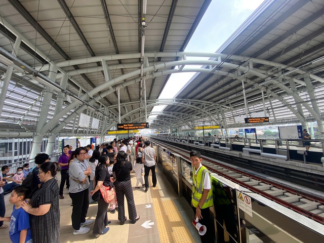 Người dân TPHCM háo hức trải nghiệm chuyến metro đầu tiên - Ảnh 6.