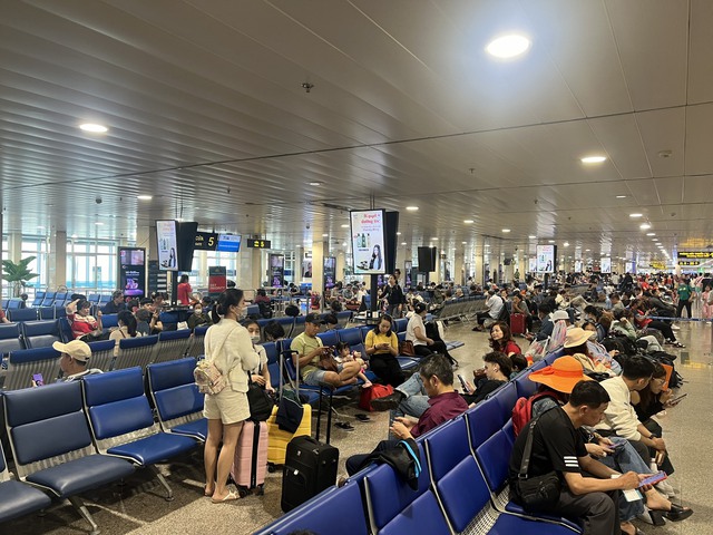 Hành khách qua sân bay quốc tế Tân Sơn Nhất tăng mạnh ngày mùng 2 Tết- Ảnh 1.