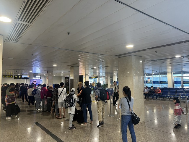Hành khách qua sân bay quốc tế Tân Sơn Nhất tăng mạnh ngày mùng 2 Tết- Ảnh 2.