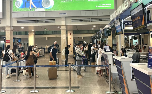 Mùng 4 Tết, hành khách đổ về sân bay Tân Sơn Nhất bắt đầu tăng cao- Ảnh 1.