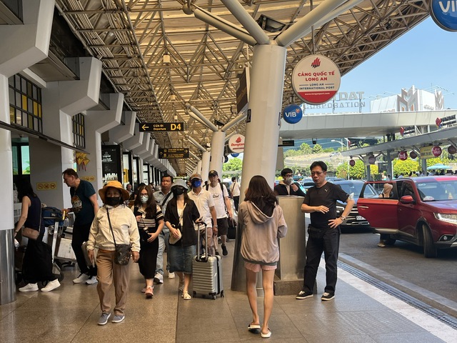 Mùng 4 Tết, hành khách đổ về sân bay Tân Sơn Nhất bắt đầu tăng cao- Ảnh 2.