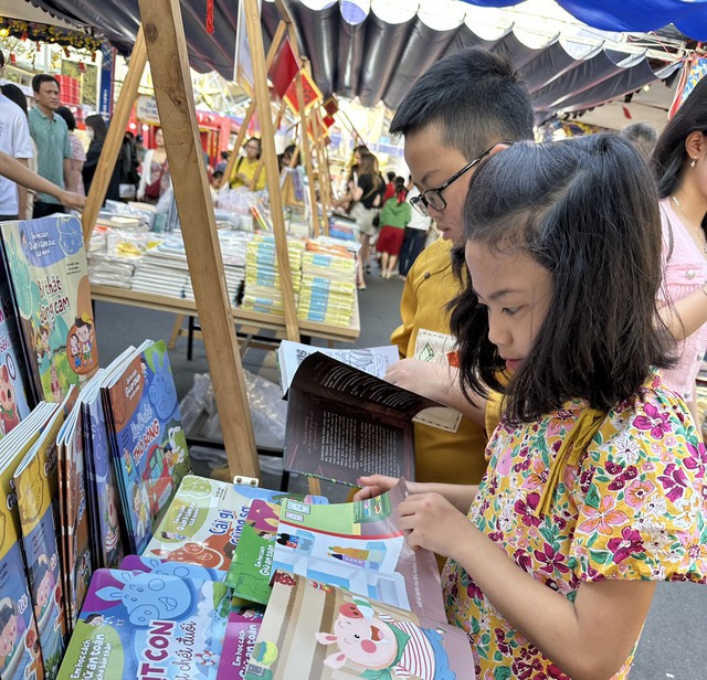 Lễ hội Đường sách Tết đón 1 triệu lượt khách, thu về hơn 10 tỷ đồng- Ảnh 1.