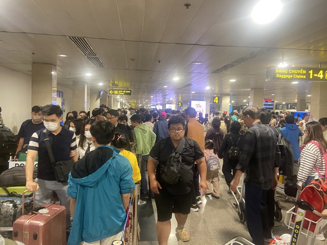 Sân bay Tân Sơn Nhất đón lượng khách cao kỷ lục sáng mồng 7 Tết- Ảnh 1.