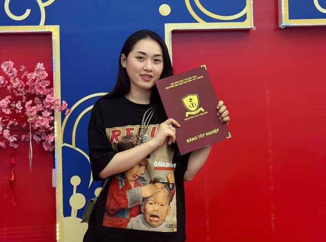 2 nữ sinh Trường ĐH Nguyễn Tất Thành viết đơn xin nhập ngũ- Ảnh 1.