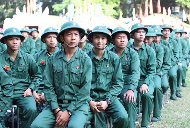 Thanh niên TPHCM nô nức lên đường nhập ngũ- Ảnh 2. Thanh niên TPHCM nô nức lên đường nhập ngũ- Ảnh 2.