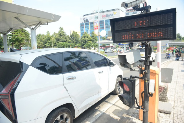 Sân bay Tân Sơn Nhất vận hành thử nghiệm hệ thống thu phí không dùng tiền mặt- Ảnh 1.