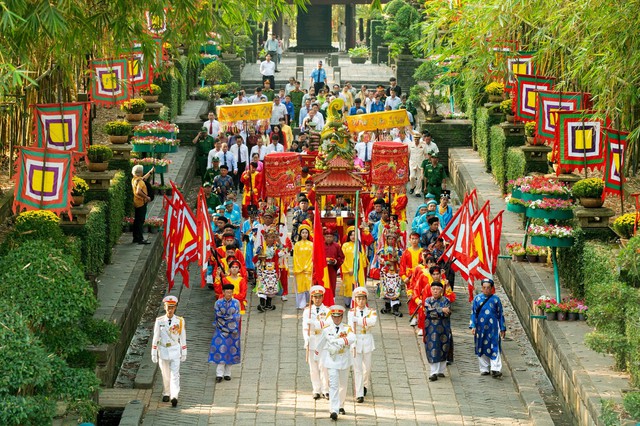 Lãnh đạo TPHCM thực hiện nghi thức dâng cúng bánh tét Quốc tổ Hùng Vương- Ảnh 1.