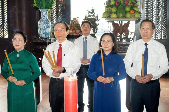 Lãnh đạo TPHCM thực hiện nghi thức dâng cúng bánh tét Quốc tổ Hùng Vương- Ảnh 5.