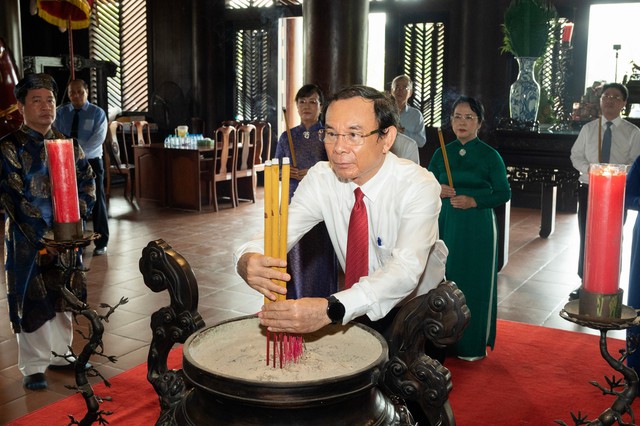 Lãnh đạo TPHCM thực hiện nghi thức dâng cúng bánh tét Quốc tổ Hùng Vương- Ảnh 4.