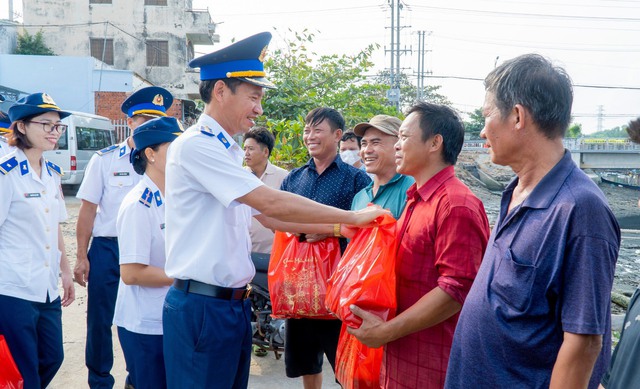 Cảnh sát biển tặng quà Tết cho ngư dân có hoàn cảnh khó khăn, gia đình chính sách- Ảnh 1.