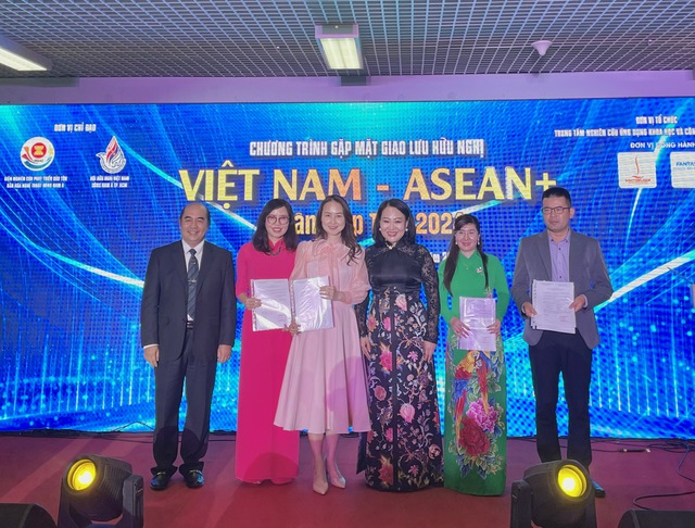 Tưng bừng sắc màu áo dài tại sự kiện giao lưu hữu nghị Việt Nam - ASEAN+- Ảnh 2.
