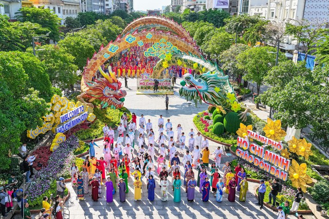 Hàng nghìn 'bóng hồng' đồng diễn áo dài trên Phố đi bộ Nguyễn Huệ- Ảnh 4.