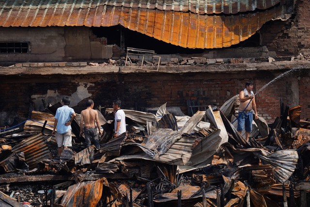 TPHCM hỗ trợ người dân bị thiệt hại trong vụ cháy ven kênh Tàu Hủ- Ảnh 1.