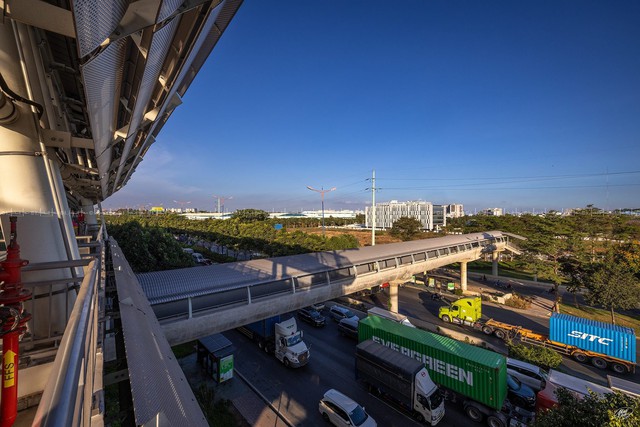 Hoàn thành 2 cầu bộ hành kết nối tuyến Metro số 1 (Bến Thành - Suối Tiên)- Ảnh 1.
