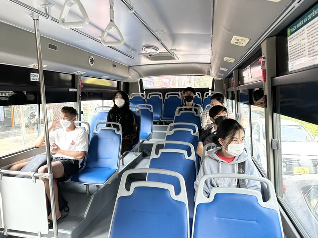 Người dân TPHCM hào hứng đi trên những chiếc xe buýt tiện nghi, hiện đại- Ảnh 4.