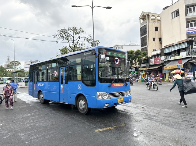 Người dân TPHCM hào hứng đi trên những chiếc xe buýt tiện nghi, hiện đại- Ảnh 6.