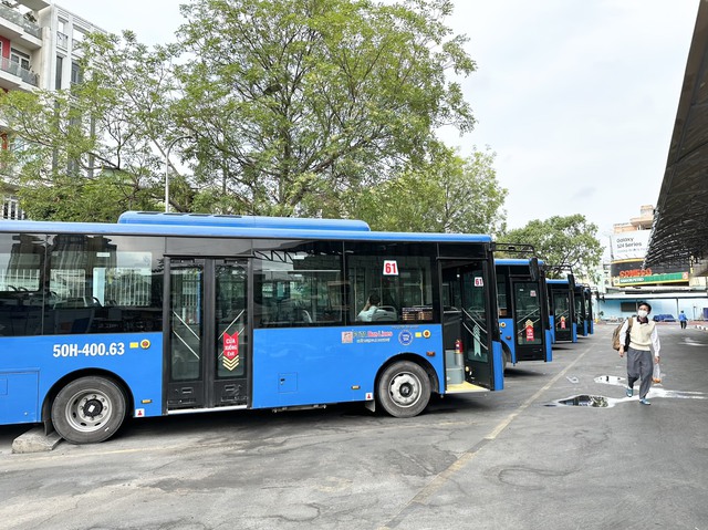 Người dân TPHCM hào hứng đi trên những chiếc xe buýt tiện nghi, hiện đại- Ảnh 1.