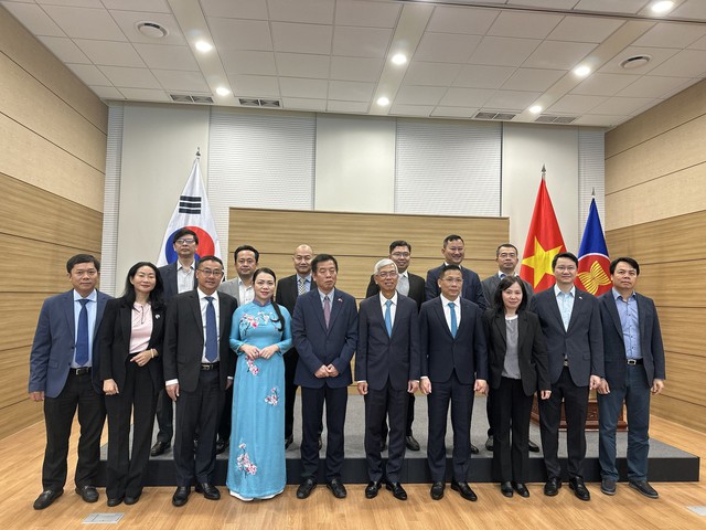 Lãnh đạo TPHCM gặp gỡ cộng đồng người Việt Nam tại Hàn Quốc- Ảnh 2.