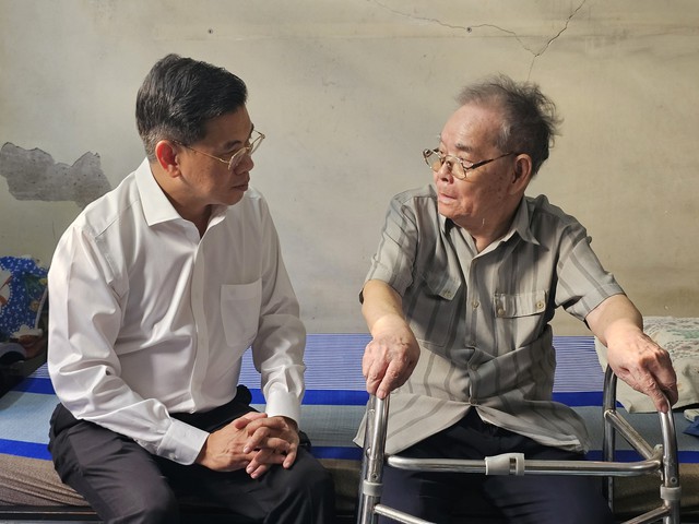 Lãnh đạo TPHCM thăm hỏi cựu chiến binh, thân nhân liệt sĩ tham gia chiến dịch Điện Biên Phủ- Ảnh 1.