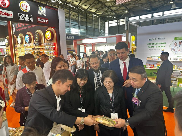 Nhiều sản phẩm Việt thu hút sự quan tâm lớn từ khách hàng Trung Quốc tại SIAL Thượng Hải 2024- Ảnh 1.