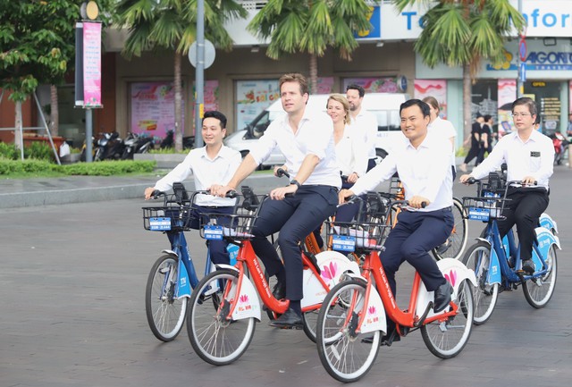 Lãnh đạo TPHCM cùng Phó Thị trưởng TP. Rotterdam đạp xe trên phố Nguyễn Huệ- Ảnh 1.