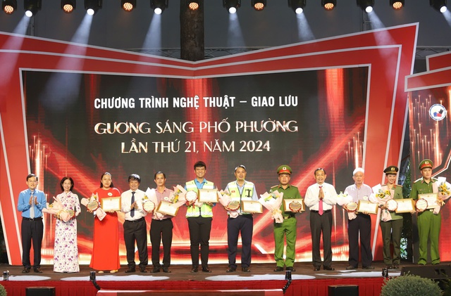 Tuyên dương những 'người hùng' thầm lặng nơi phố phường- Ảnh 2. Tuyên dương những 'người hùng' thầm lặng nơi phố phường- Ảnh 2.