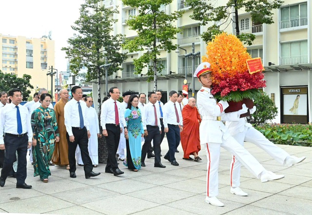 Lãnh đạo TPHCM dâng hoa, dâng hương tưởng nhớ Chủ tịch Hồ Chí Minh- Ảnh 1.