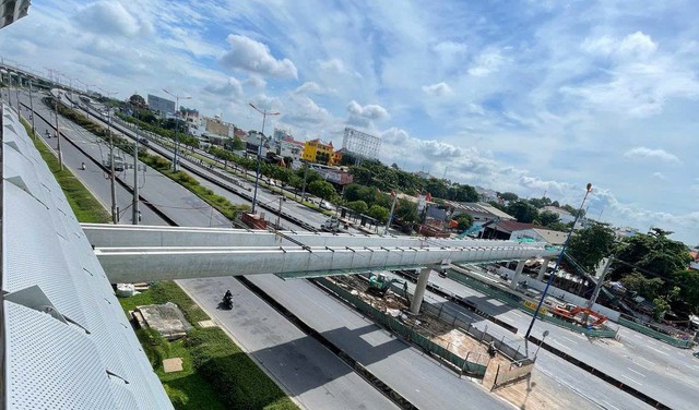 Hoàn thành kết nối cầu các nhà ga trên cao tuyến Metro số 1- Ảnh 1.