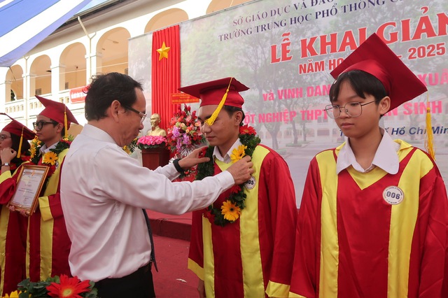 Lãnh đạo Thành phố dự khai giảng năm học mới- Ảnh 2.