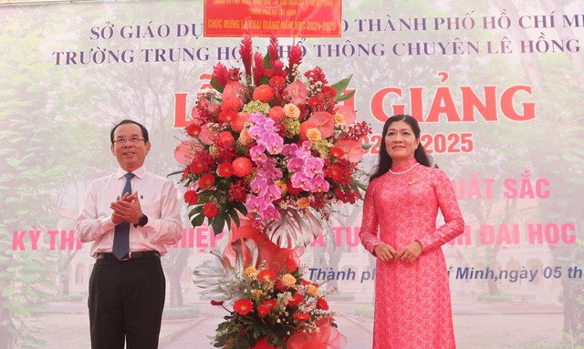 Lãnh đạo Thành phố dự khai giảng năm học mới- Ảnh 1.