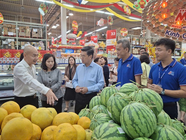 Lãnh đạo TPHCM kiểm tra việc cung ứng hàng hóa Tết tại các siêu thị - Ảnh 2.