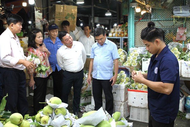 Lãnh đạo Thành phố kiểm tra công tác chuẩn bị hàng hóa phục vụ Tết tại các chợ đầu mối- Ảnh 1.