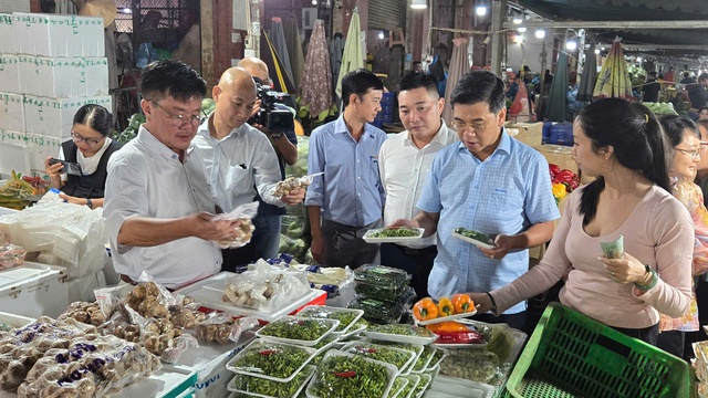 Lãnh đạo Thành phố kiểm tra công tác chuẩn bị hàng hóa phục vụ Tết tại các chợ đầu mối- Ảnh 3.